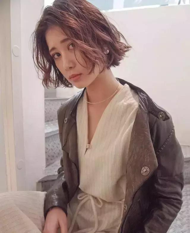 发际线太高发量又少,发际线高发量少弄什么发型