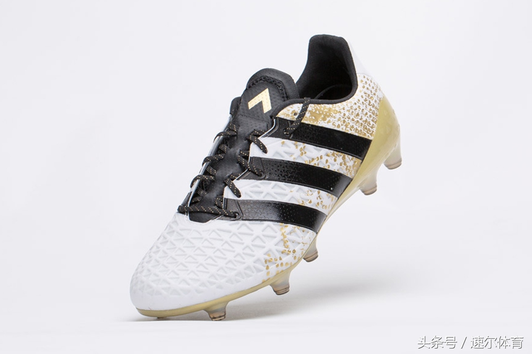足球鞋推荐性价比高200左右,500块买啥足球鞋