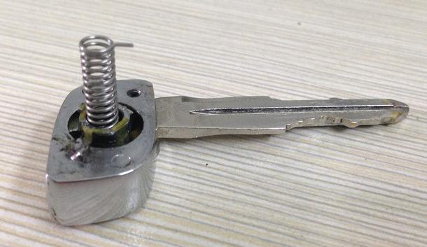 汽车折叠钥匙丢了配一把多少钱,汽车钥匙掉到水里以后还能使用吗