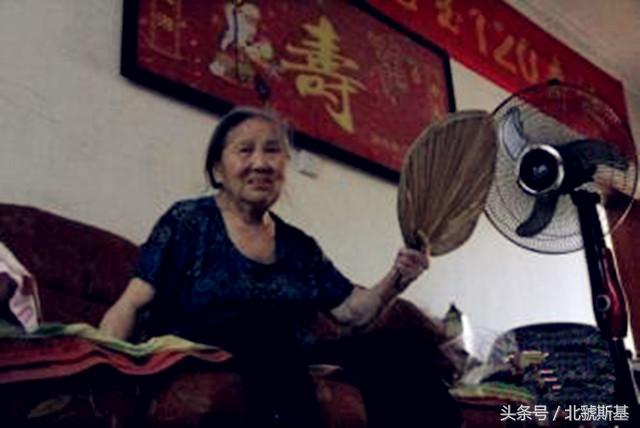 安康农村老母亲一把小小的粽叶扇子，却是不可多得的“消暑神器”