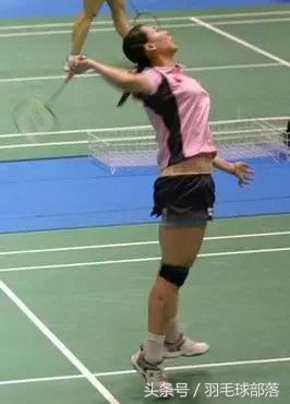 羽毛球高远球让对方接不到,羽毛球高远球老是没提肘