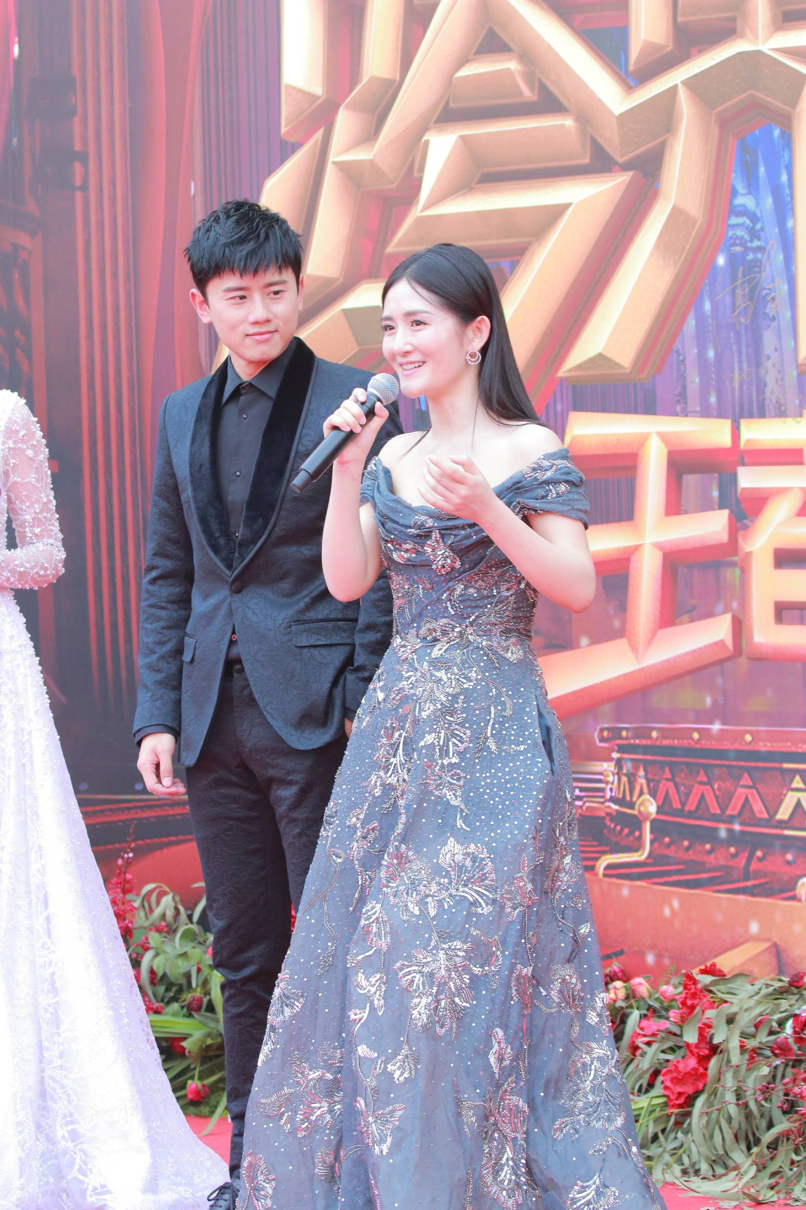 谢娜机场穿红色长裙被张杰夸赞,谢娜礼服三步一踩