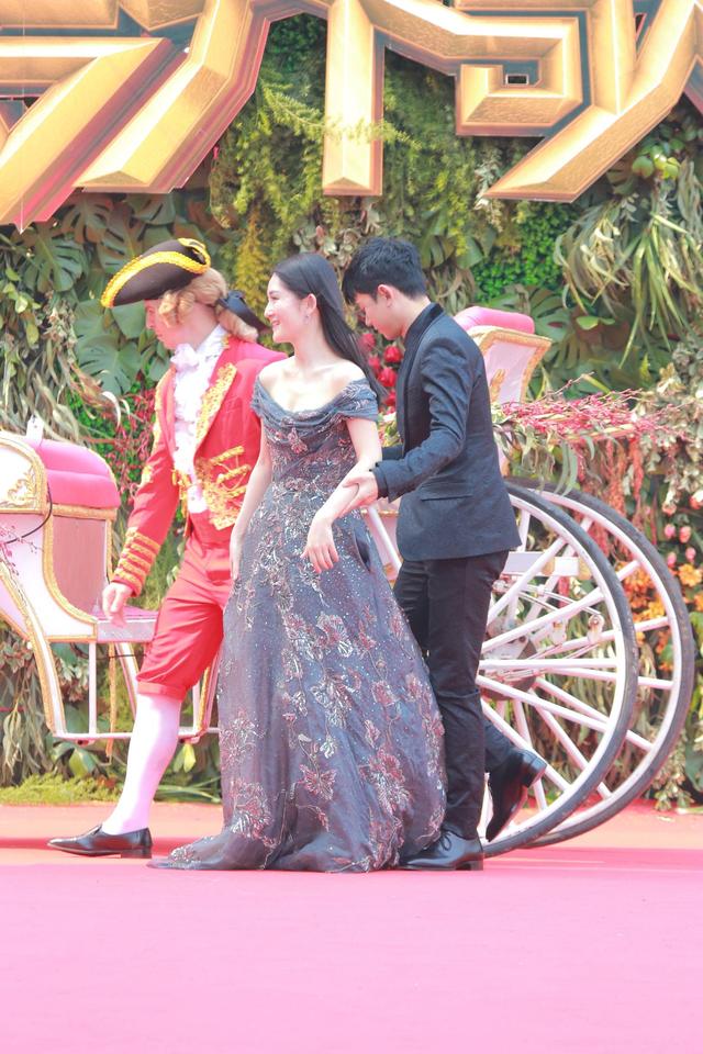 谢娜抹胸拖尾裙礼服,谢娜穿过全部礼服