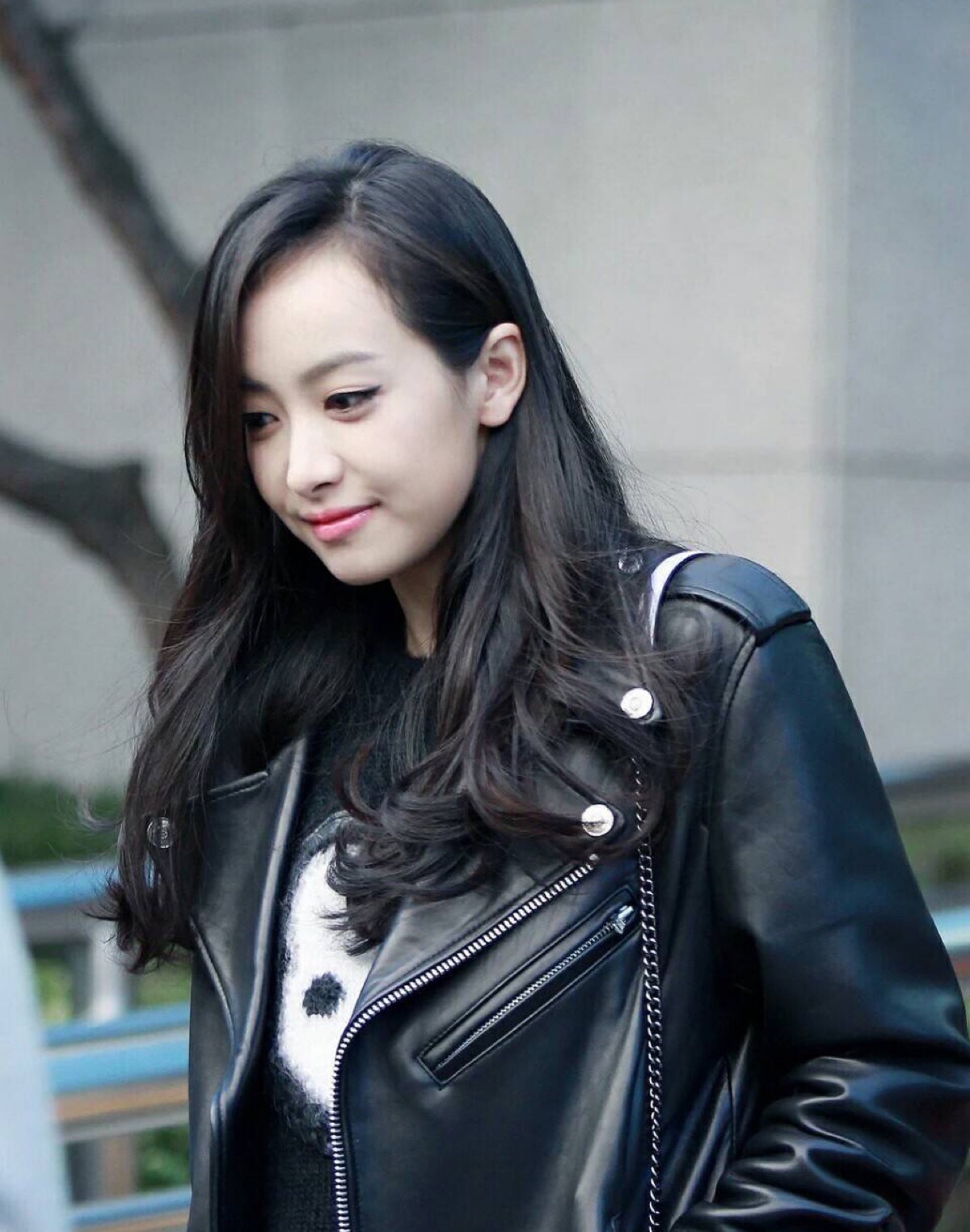 Madam问答室丨鸡皮肤身体乳、眼药水、粉底液、平价染发剂、黑色中长发型