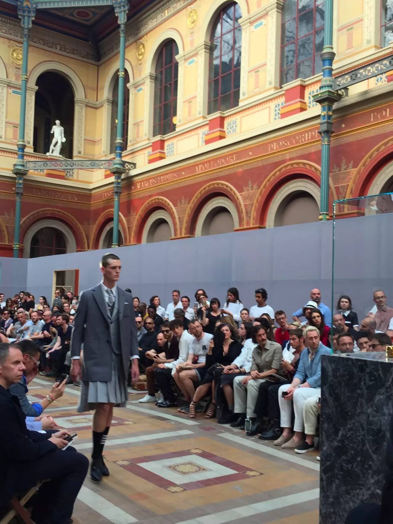 vetements联名耐克,vetements联名版