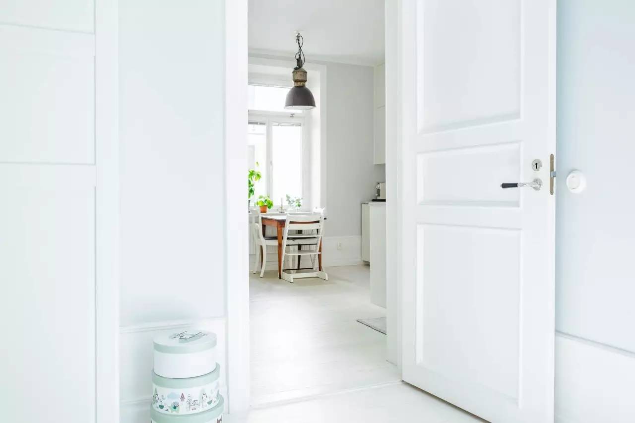 一家三口住一间小房布置,一家三口住三房一厅怎么布置房间