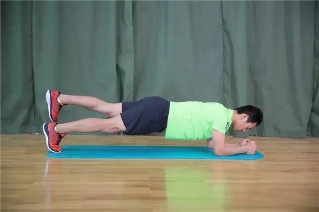 单练平板支撑能练出腹肌吗,平板支撑能练腹肌马甲线么