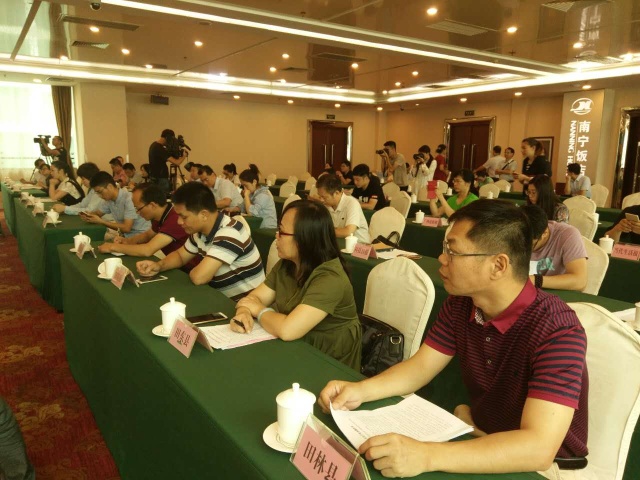 居然有人给芒果这种生物开世界大会,逼格升级,田东又要火上天啊!