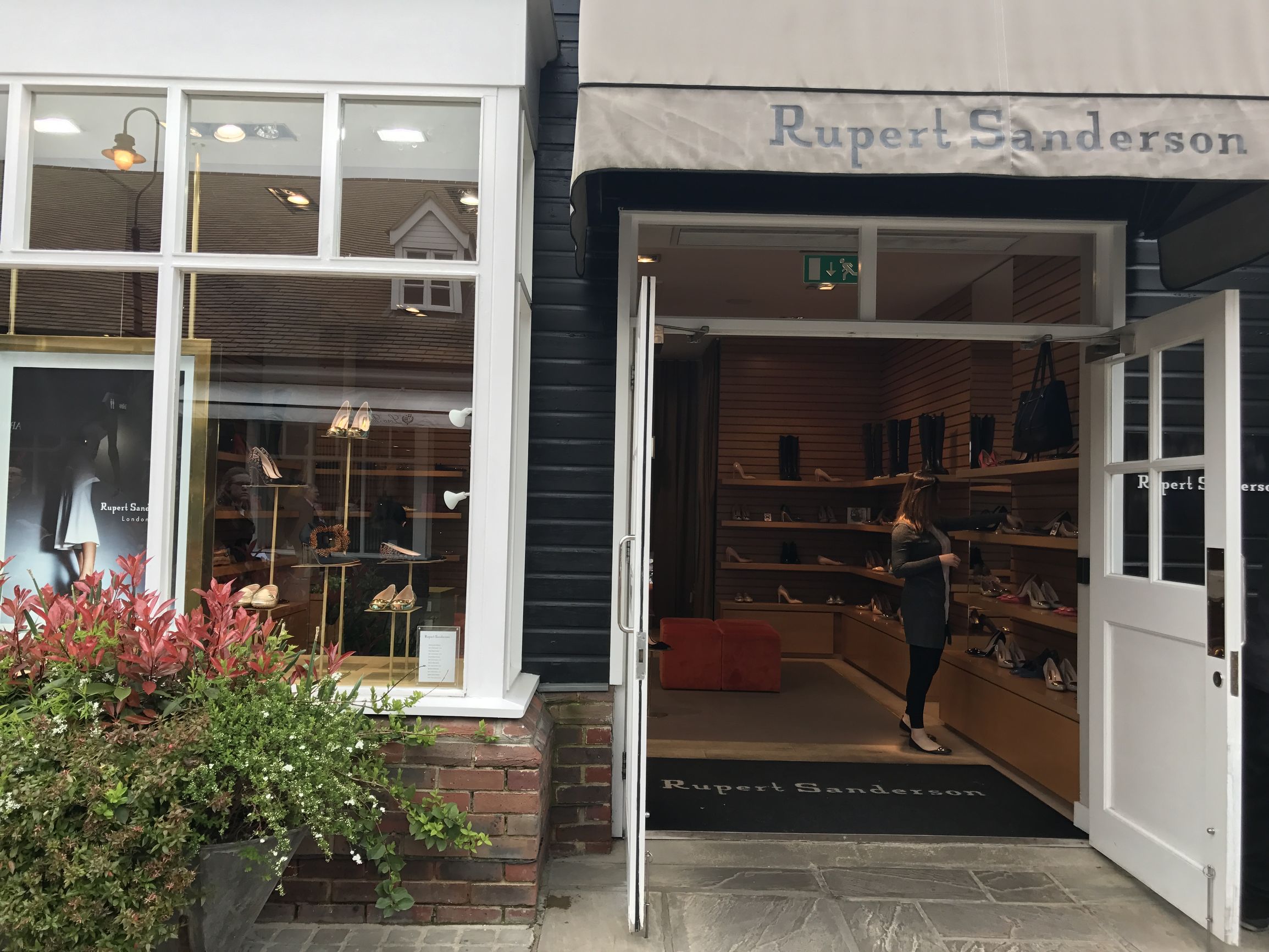 镶金边的高跟鞋！凯特妃最爱，老佛爷钦点，女星们集体买买买！