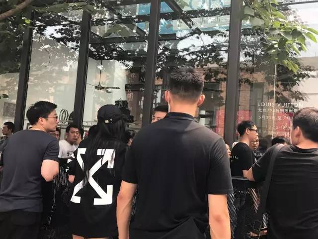 为了穿上死贵的LV,我决定去应聘Supreme的模特一职