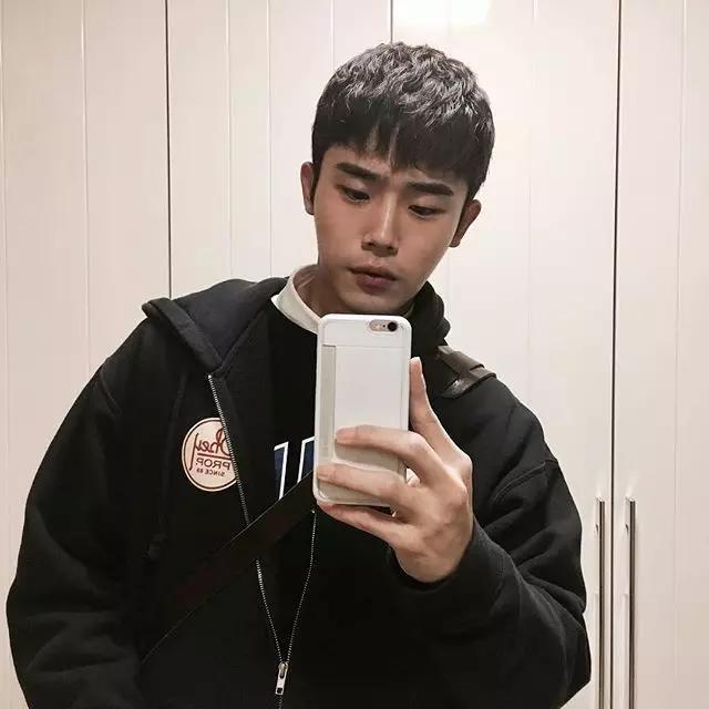 单眼皮小眼睛高鼻梁男生发型,单眼皮小眼皮男生发型