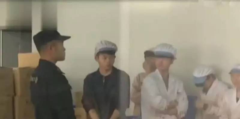 你花高价代购回来的资生堂成本只要几毛钱！这个脏乱差的造假小作坊却因此利润直翻100多倍