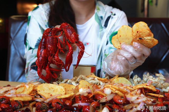 几个意思?去郑州南阳路吃海鲜,服务员你把菜倒桌上就跑?