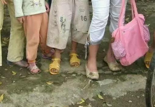 白银人原来这么富！就连小时候嫌土的凉鞋，都很值钱！