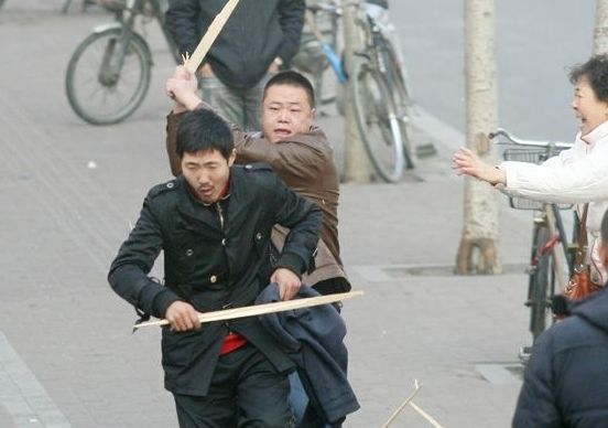 两个兄弟为了一个女人闹翻怎么办,两个好兄弟决斗