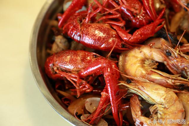 几个意思?去郑州南阳路吃海鲜,服务员你把菜倒桌上就跑?