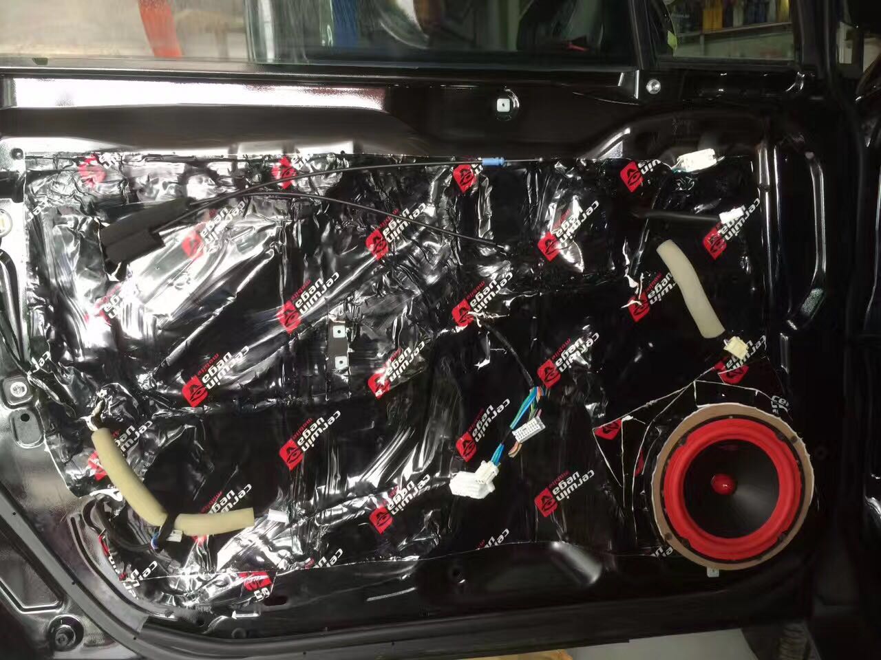 今天终于把这车给整了，换上一抹艳红，喜欢！大爱！