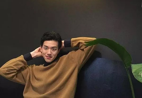 单眼皮小眼睛高鼻梁男生发型,单眼皮小眼皮男生发型