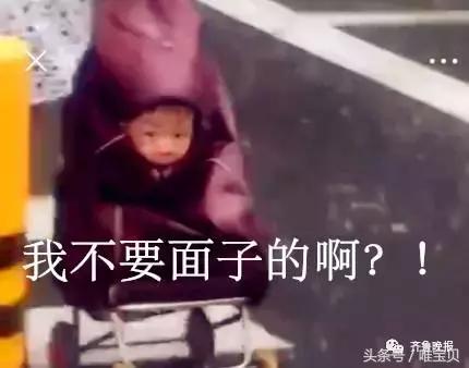 突然下暴雨,大妈直接把娃塞进这里,网友集体笑喷了