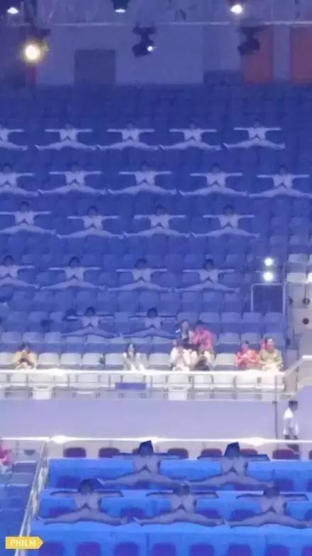 要不是腰软,怎么能把腿的劈这么开?