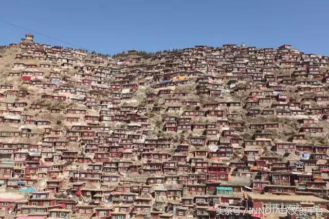 一个玩摇滚的大男生却始终戴着一串菩提项链，在*藏西**目睹了一整条河的六字真言，回来后他选择了当一个银匠人