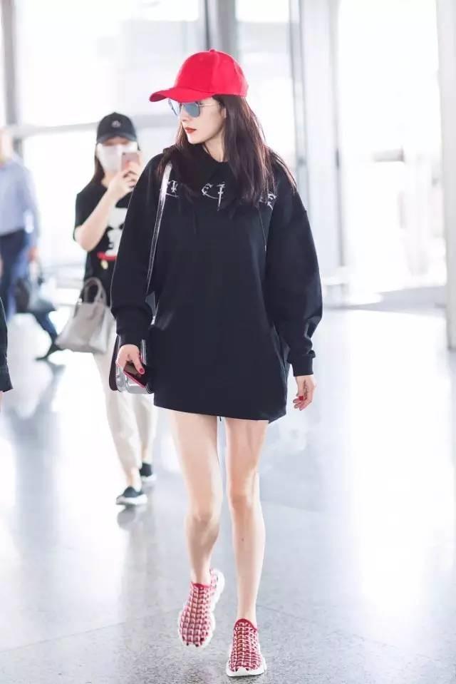 杨幂一口气买了十双的鞋,杨幂穿的薄荷绿运动鞋