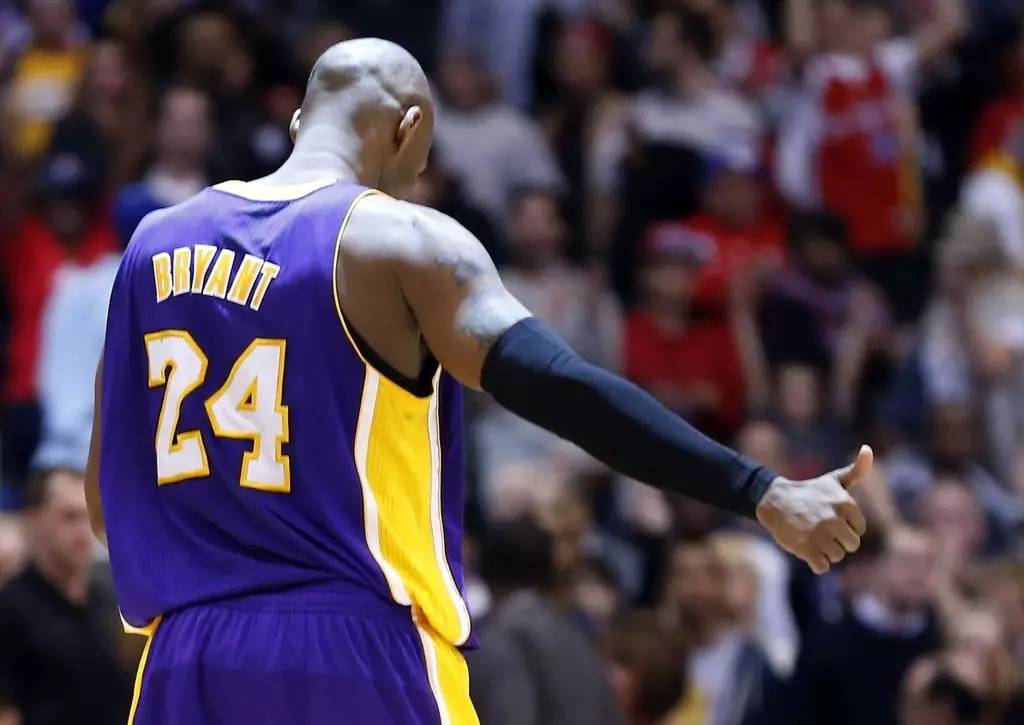 科比手指脱臼是哪场比赛,科比手指脱臼现场掰回