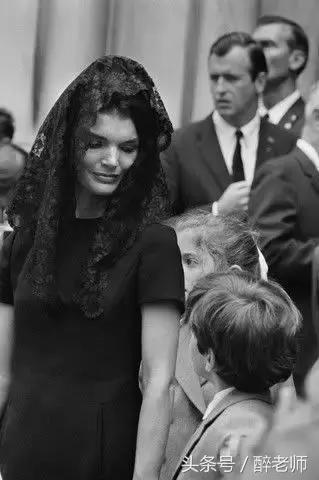 杰奎琳穿着带血的衣服,杰奎琳的眼泪音频