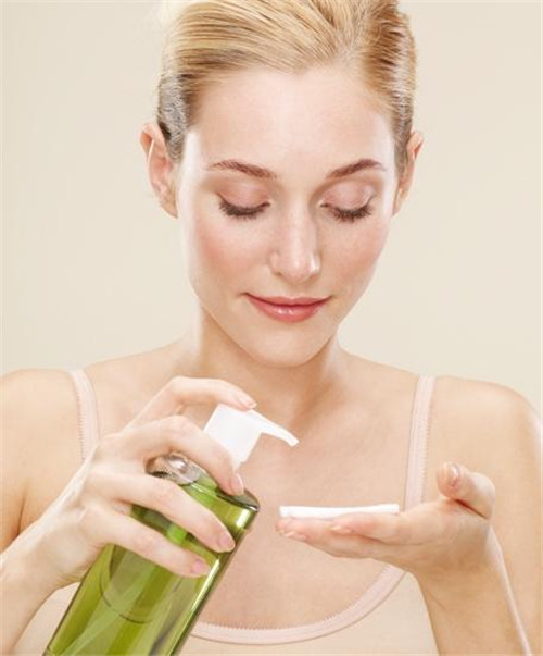 一用卸妆油毛孔就大,用卸妆油就长闭口粉刺