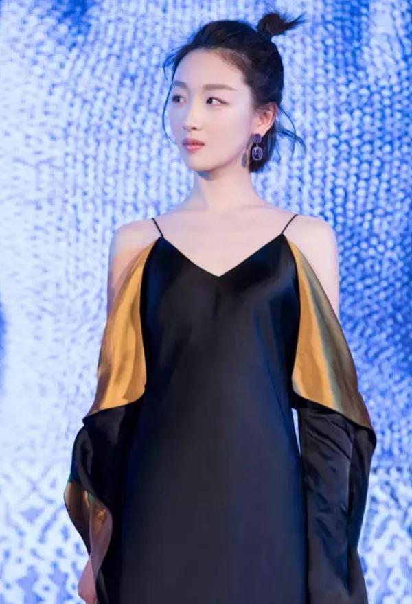 吊带裙走秀搭配,每日搭配蕾丝裙时装秀