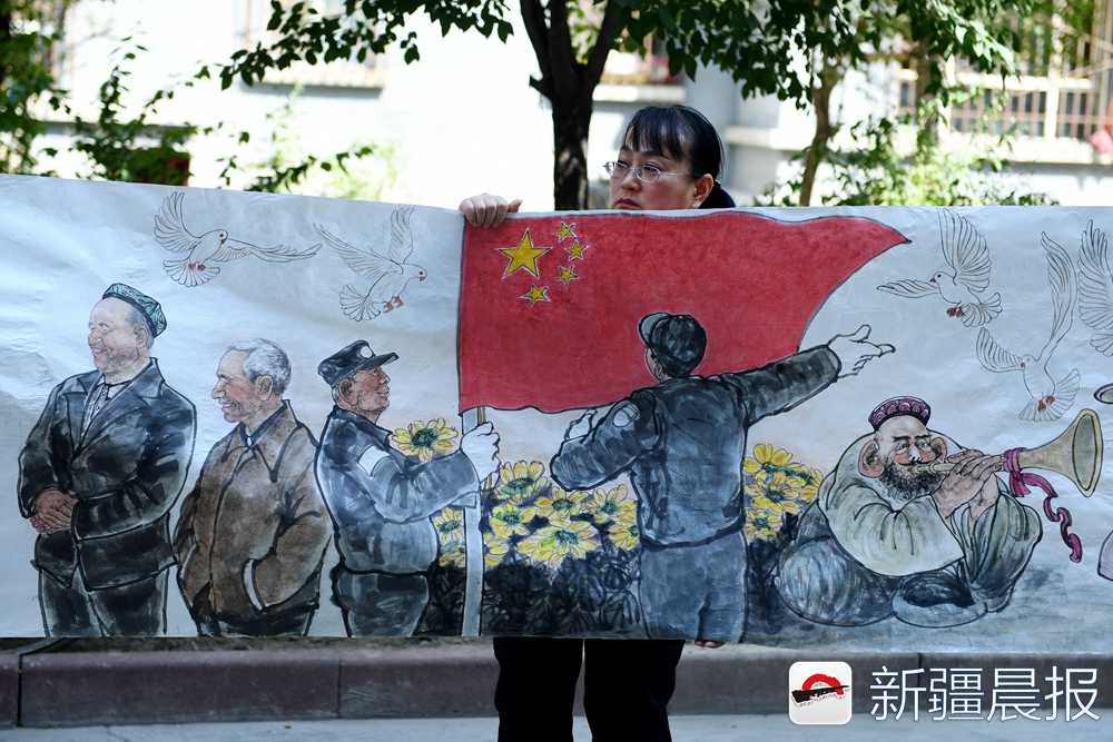 这位”有心人“手绘56米民族团结画卷居民生活跃然纸上