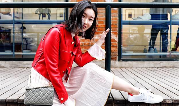 杨幂一口气买了十双的鞋,杨幂穿的薄荷绿运动鞋