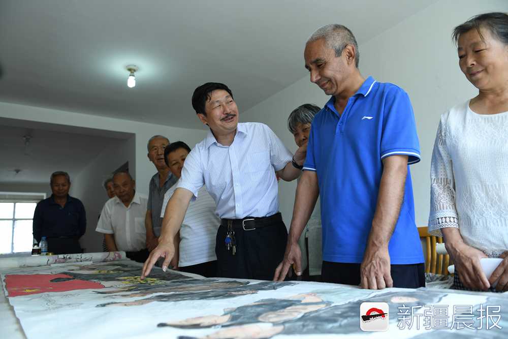 这位”有心人“手绘56米民族团结画卷居民生活跃然纸上