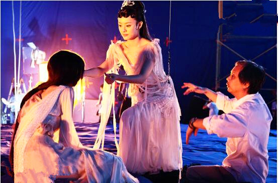 她与周星驰合拍电影:丈夫是著名导演,离异后前夫与妙龄女郎秀恩爱!