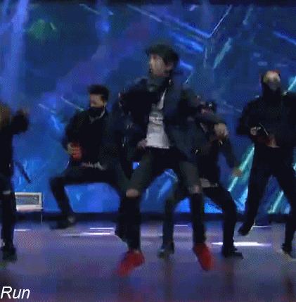 易烊千玺顶胯跳舞片段,易烊千玺扭胯合集