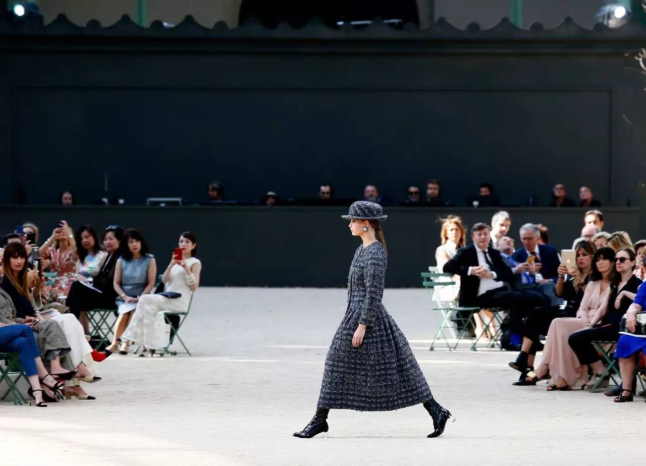 埃菲尔铁塔法国巴黎的浪漫地标,chanel秀场埃菲尔铁塔