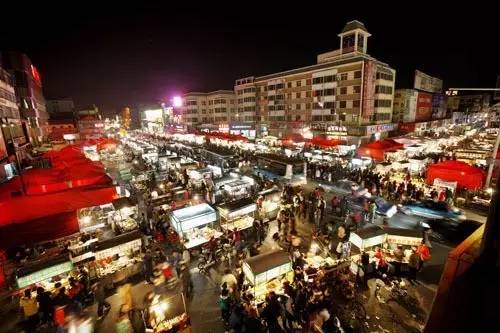 开封鼓楼广场离鼓楼夜市近吗,开封鼓楼夜市营业到几点