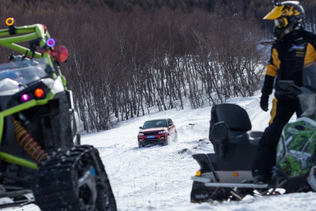 路虎揽胜运动版越野性能测试,2022款路虎揽胜运动深度测评