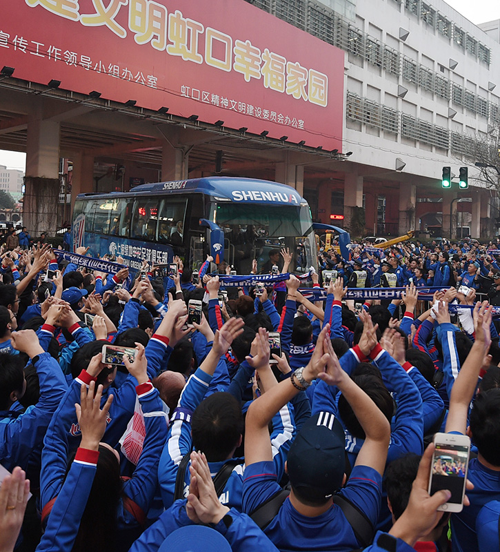 底蕴！申花首秀球迷热情迎接大巴虹口成蓝色海洋,图