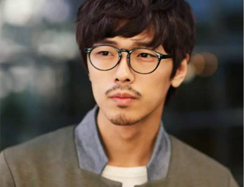 德普戴着黑色小眼镜,德普戴眼镜片段