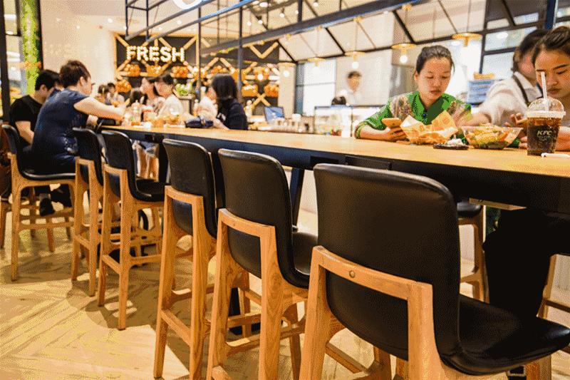 全国首家！能喝啤酒的绿色KFC你101%没吃过！热压帕尼尼、北美甜薯条……KPRO餐厅，要被挤爆啦！