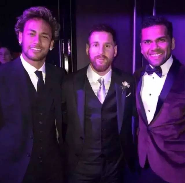 30岁球王娶了9岁一见钟情的女孩，时间易逝，唯爱不变