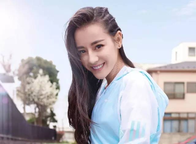 比渔网袜更猎奇的存在，杨幂谢娜领衔“袖套时尚”，前卫还是尴尬？