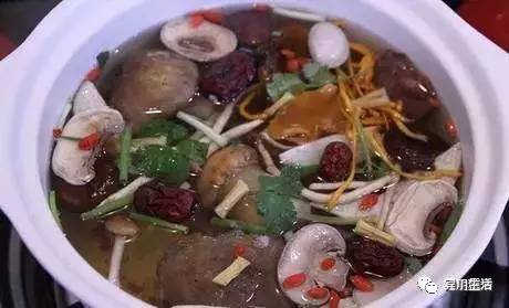 请不要对着手机流口水\^O^/宾川鸡足山正疯长的野生菌