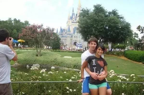 30岁球王娶了9岁一见钟情的女孩，时间易逝，唯爱不变