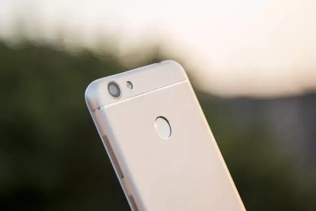 金属指纹的手机,康佳r9外观