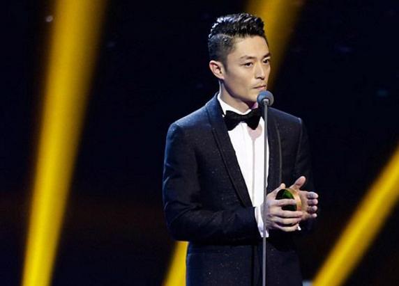 男生头发怎么吹蓬松背头,男生头发怎么吹蓬松只用吹风机