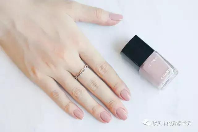 什么指甲油颜色显手白又好看,哪种纯色甲油显手白