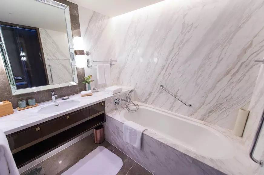 一天吃四五顿饭不长肉才怪,一天吃四顿不胖都不行