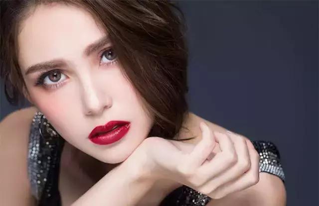 热巴戴的美瞳,热巴戴美瞳了吗